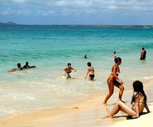 Praia de Santa Maria candidata-se para conquistar Bandeira Azul
