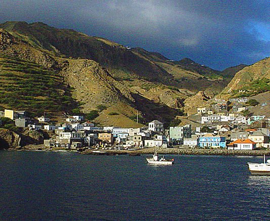 Brava a ilha da morna espera por si