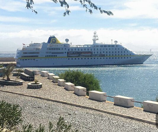 Navio de cruzeiro Corinthian faz escala no Porto Novo