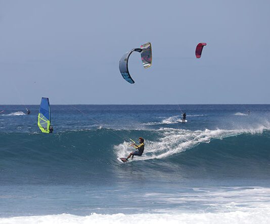 Desporto Náuticos: Ponta Preta prepara-se para acolher os melhores velejadores do mundo de kitesurf e wing-foil