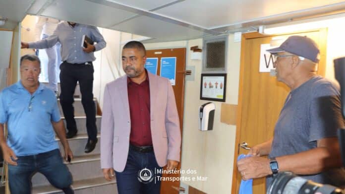 Visita do Ministro dos Transportes e Mar ao Navio Djabraba